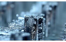 Mikroskopische Ansicht eines filigranen Metallbauteils mit bloßem Auge kaum sichtbar