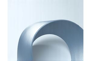 Gebürstetes Aluminium auf einer Werkbank