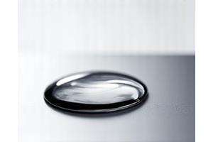 Glänzende Edelstahloberfläche mit minimalen Reflexionen